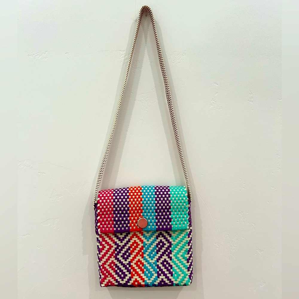 Woven crossbody bag, colorful plaid. Perfect for the beach!
